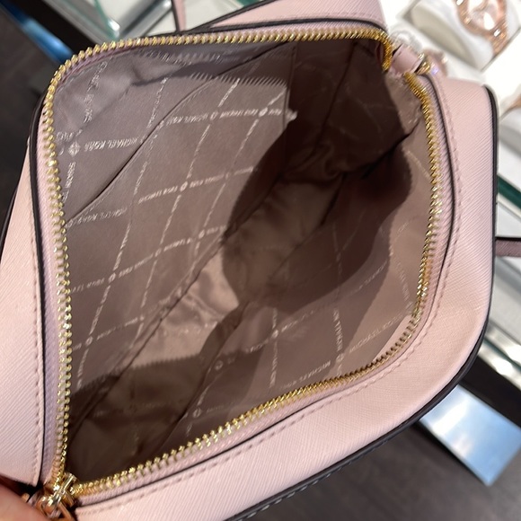 Michael Kors Jet Set Item Large East West Zip Crossbody Leather Powder Blush
NWT - Picture 8 of 16